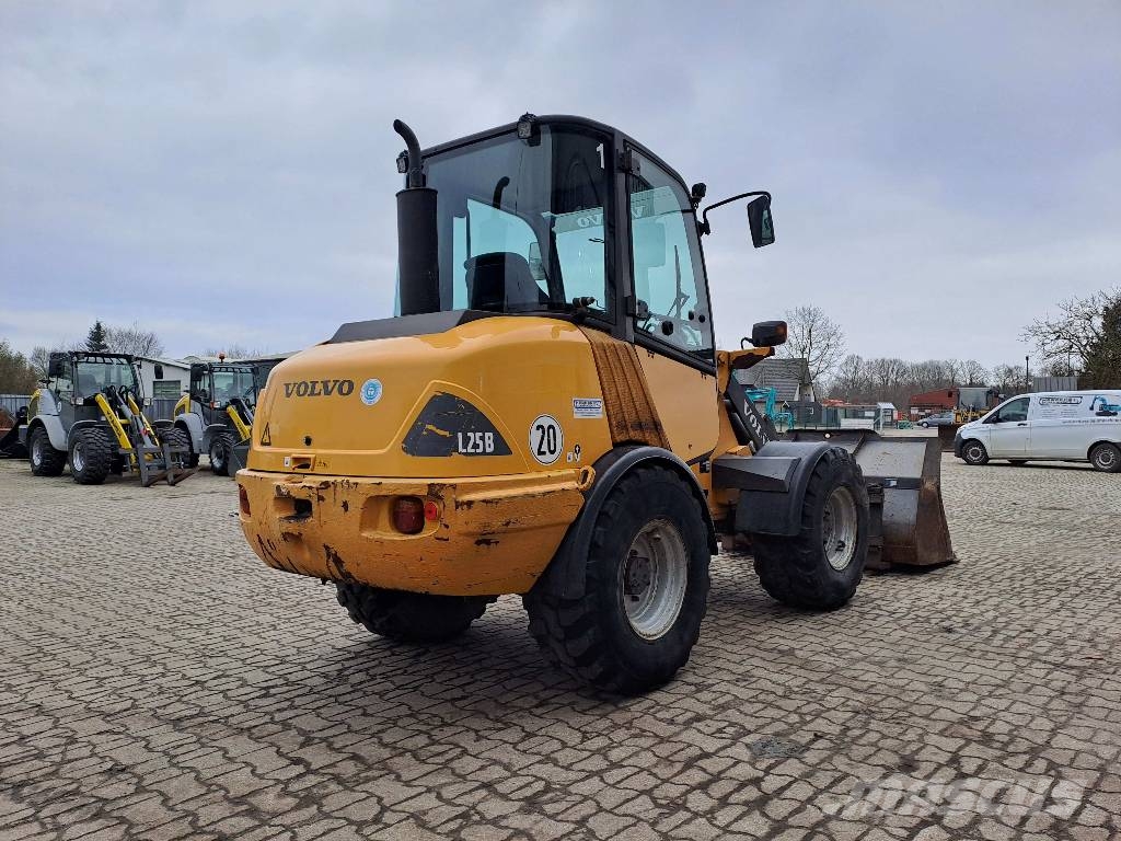 Volvo L 25B Колесни товарачи