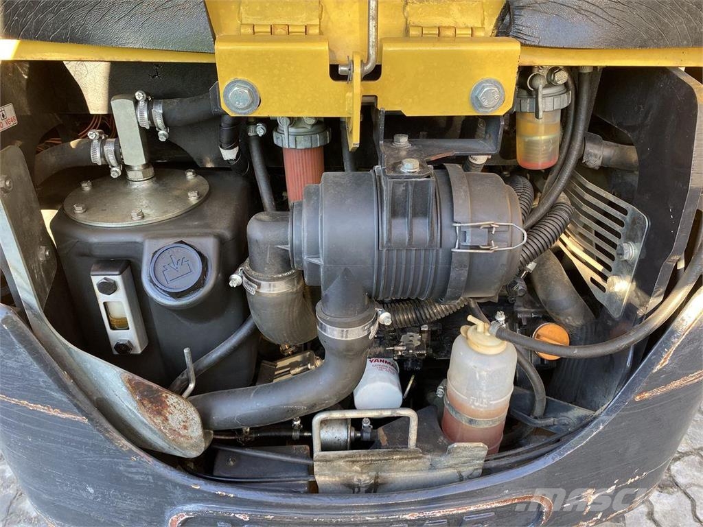Yanmar SV18 حفارات بعجل