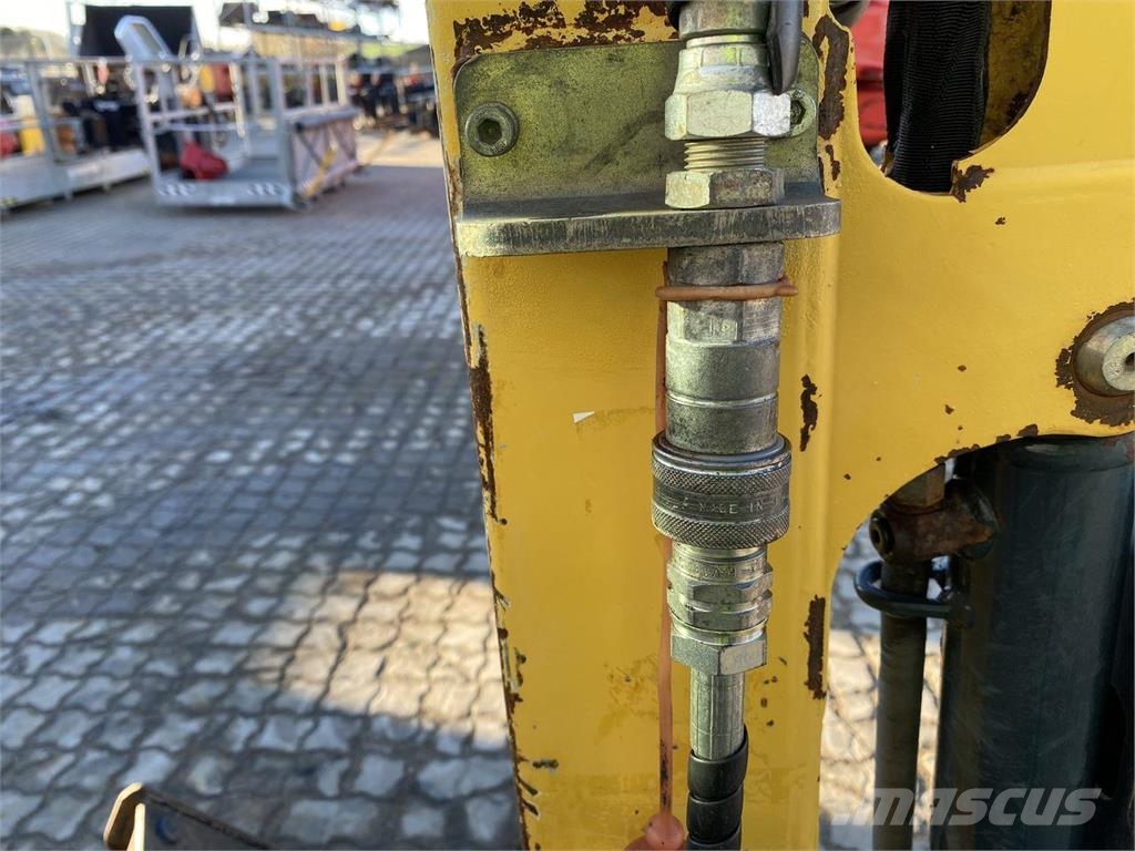 Yanmar SV18 حفارات بعجل