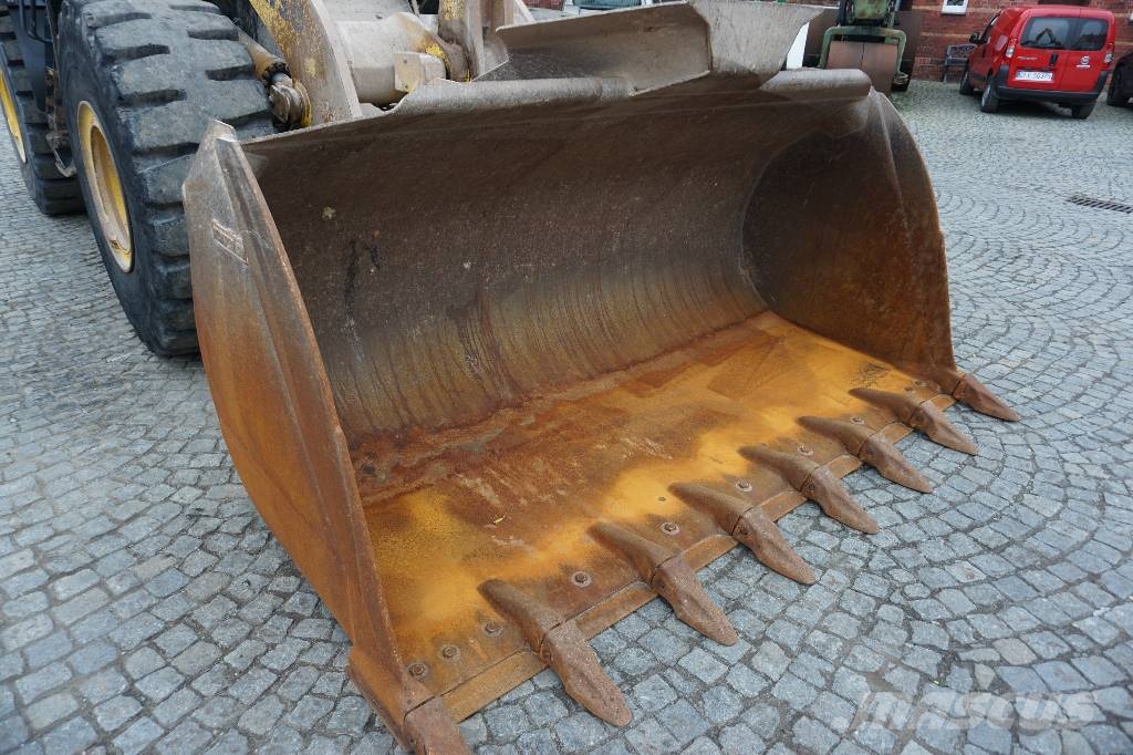 Komatsu WA 380-8 Kolesni nakladalci