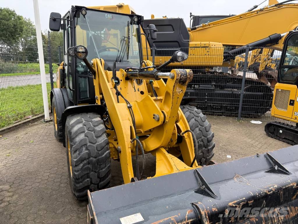 CAT 906 M Kolesni nakladalci