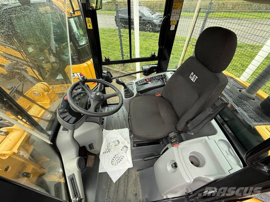 CAT 906 M Kolesni nakladalci