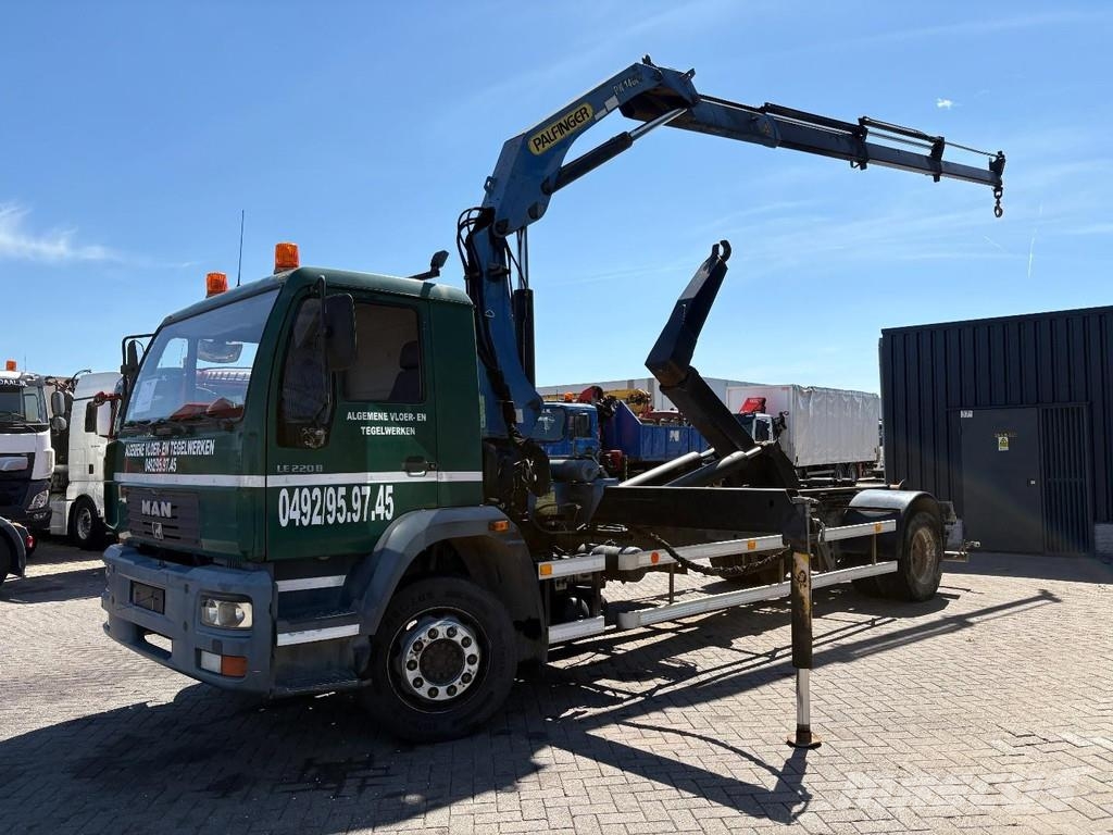MAN LE 220 B + PALFINGER PK 14080 - 3X EXT + HOOK ARM Kranen voor alle terreinen