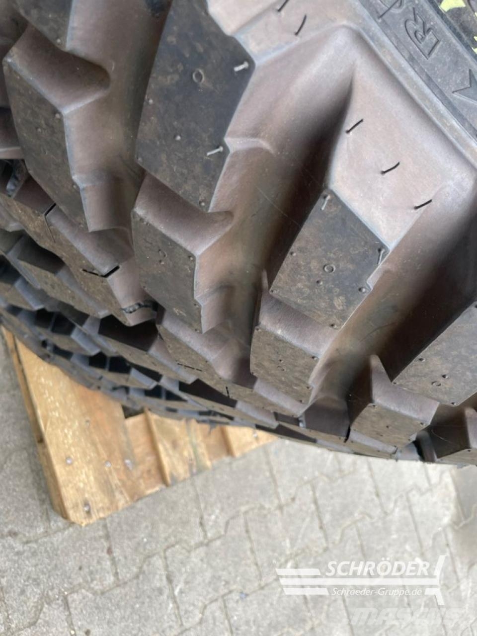 Fendt 250/75 R16 + 420/65 R24 NOKIAN Ruedas dobles