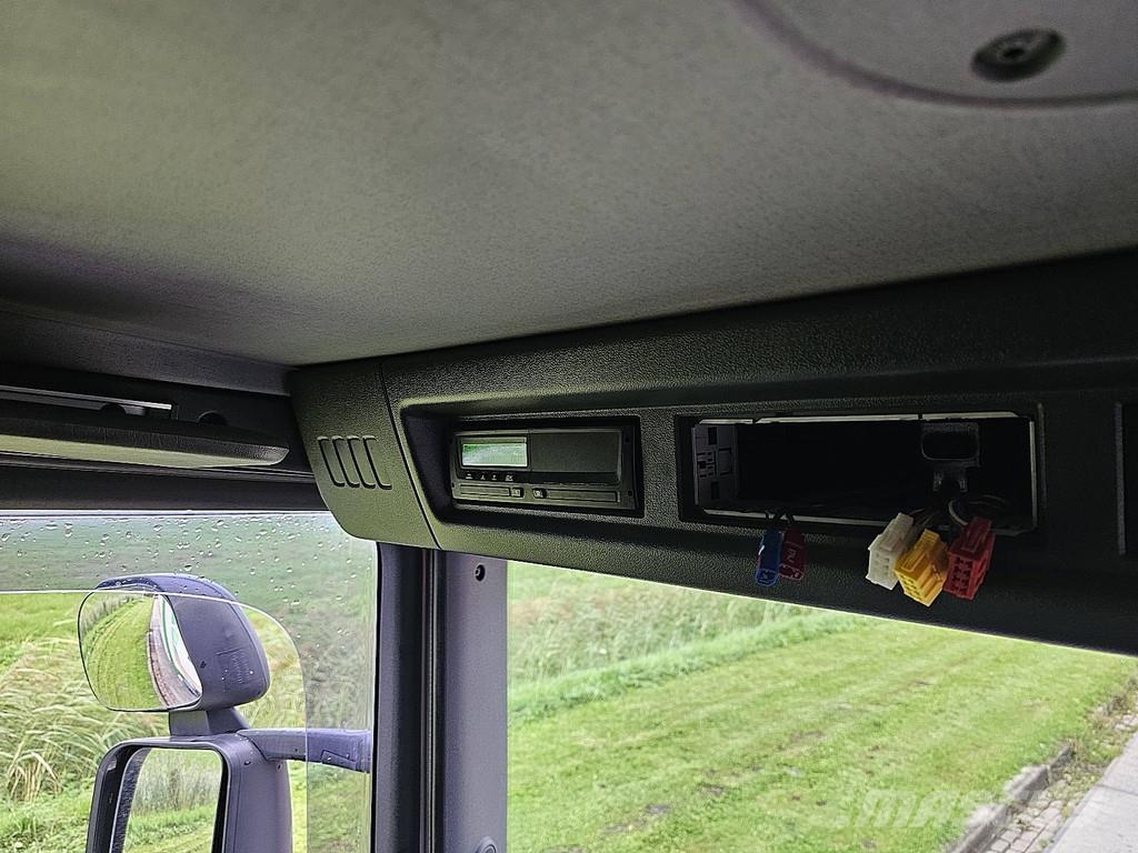 Scania P360 6x2*4 Camiones caja cerrada