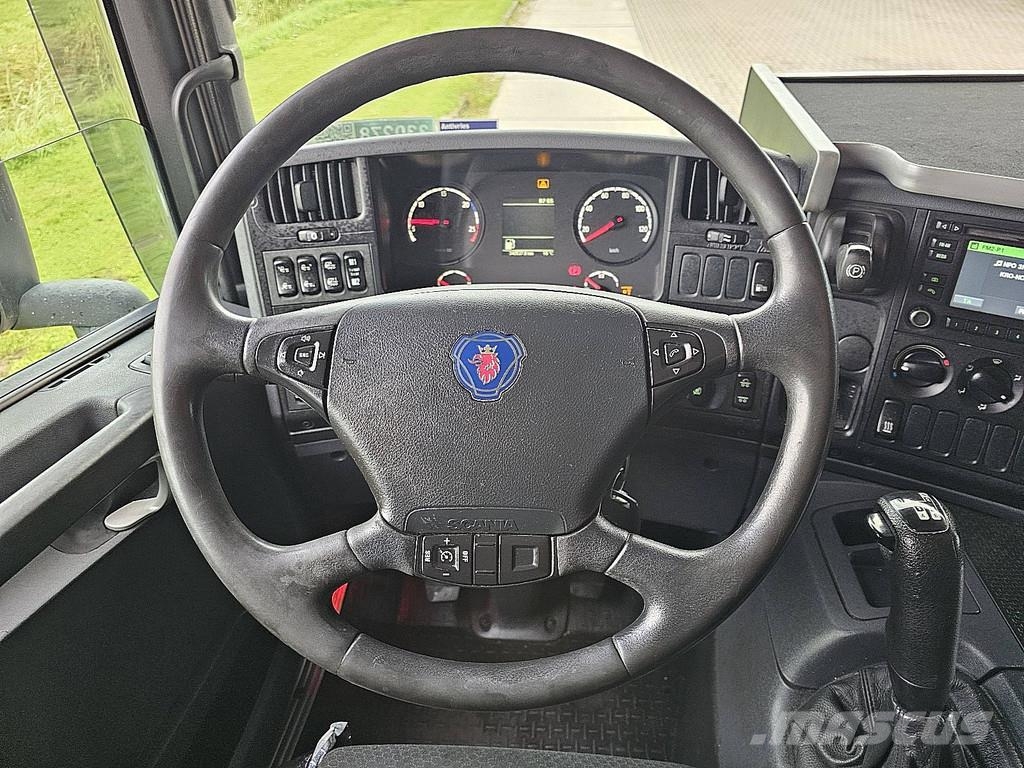Scania P360 6x2*4 Camiones caja cerrada