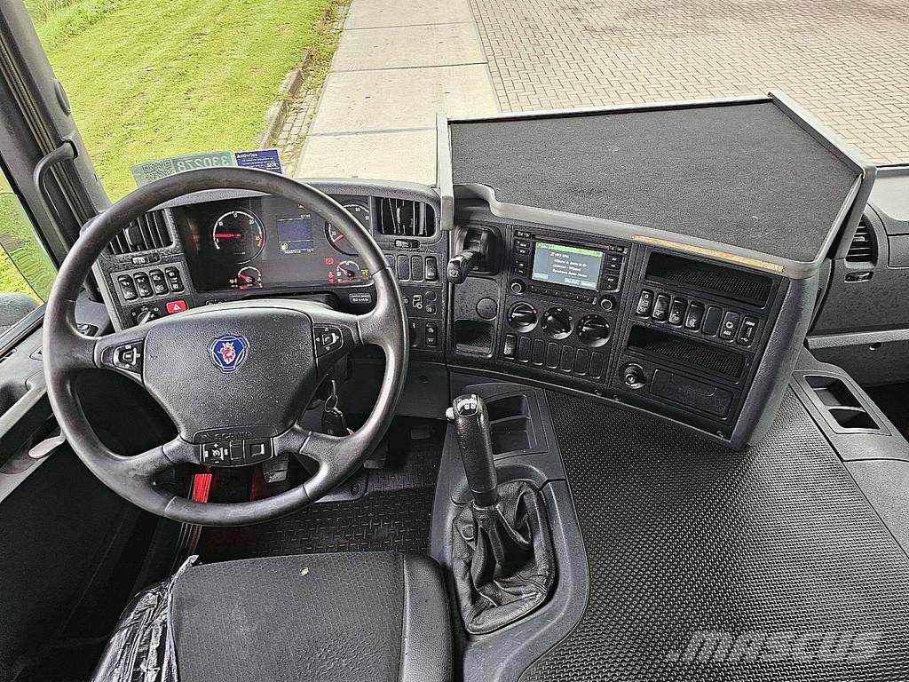 Scania P360 6x2*4 Camiones caja cerrada