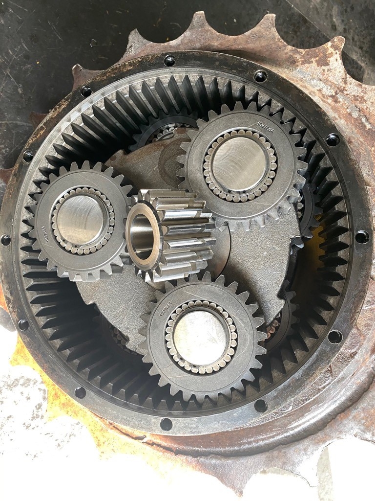 O&K USED FINAL DRIVE 24X24 NUMBER OF MOUNTING SCREWS Převodovka