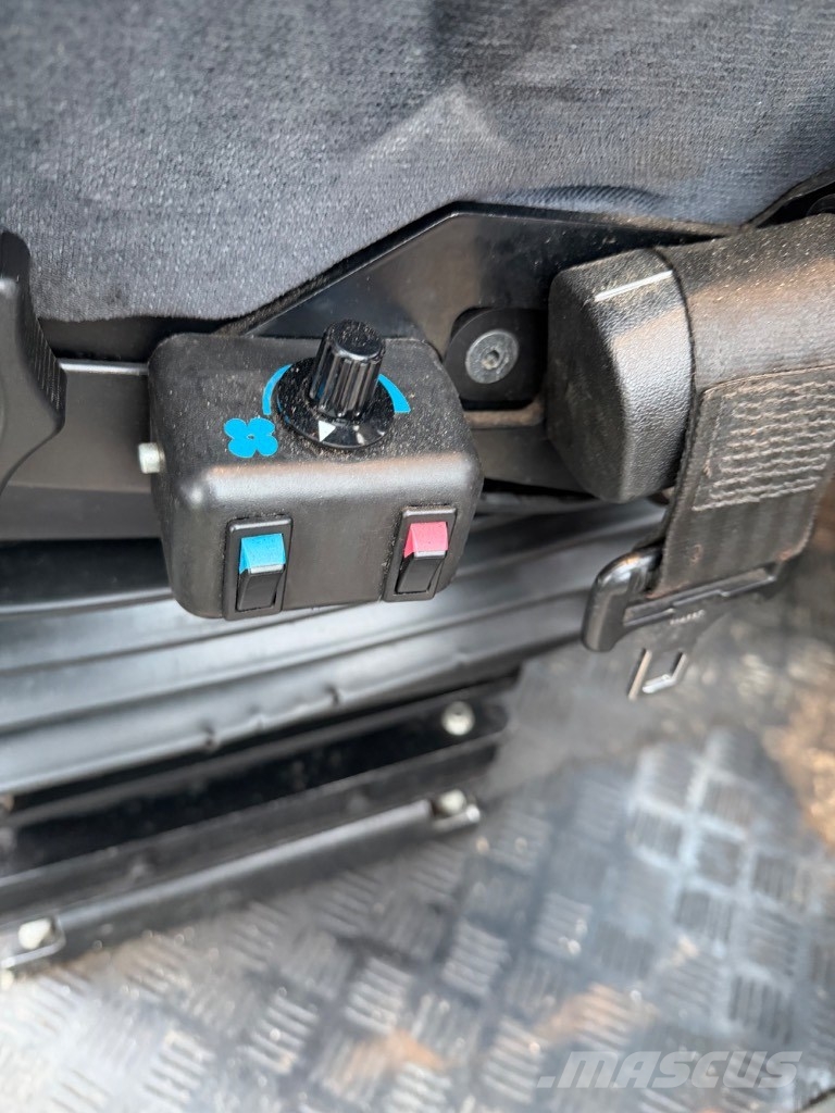 Komatsu 911.5 حصادات