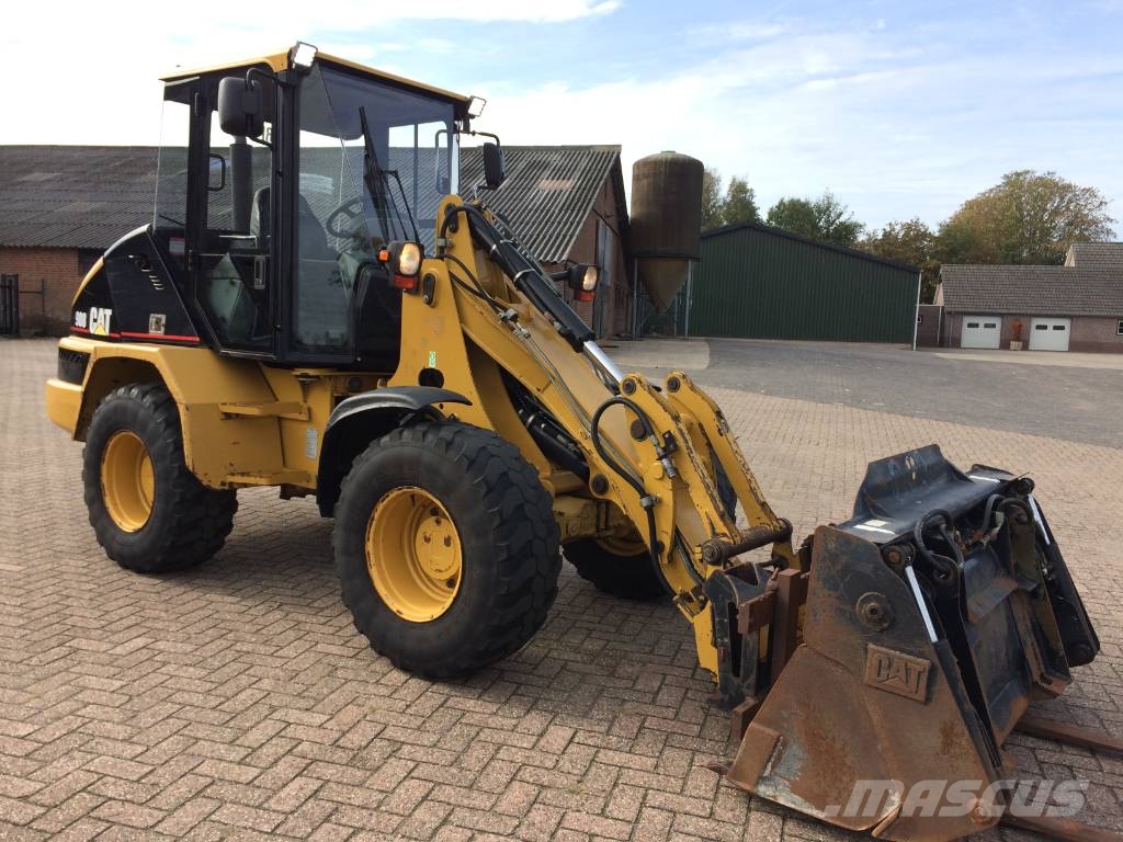 CAT 908 Iekrāvēji uz riteņiem