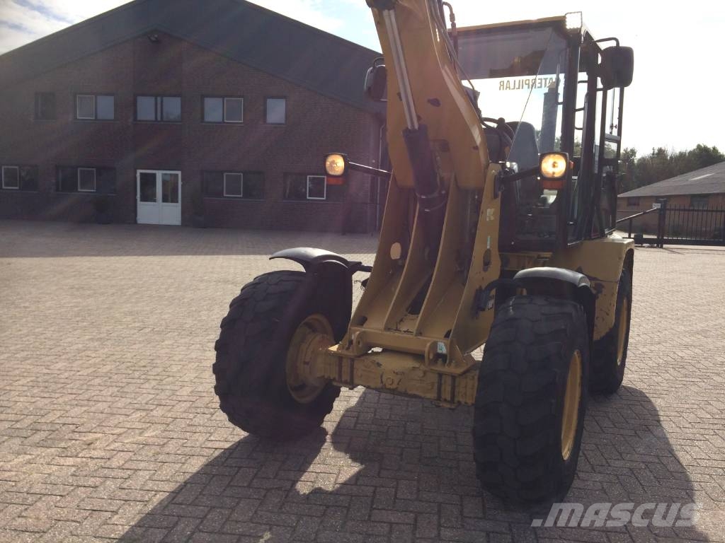 CAT 908 Iekrāvēji uz riteņiem