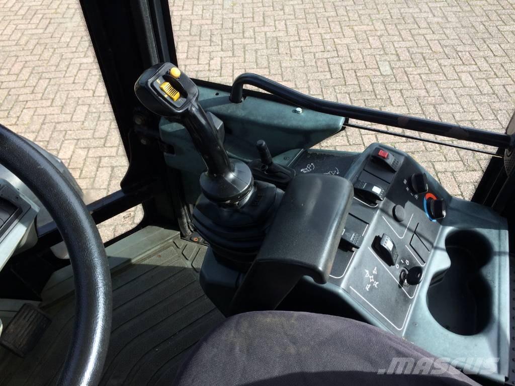 CAT 908 Iekrāvēji uz riteņiem