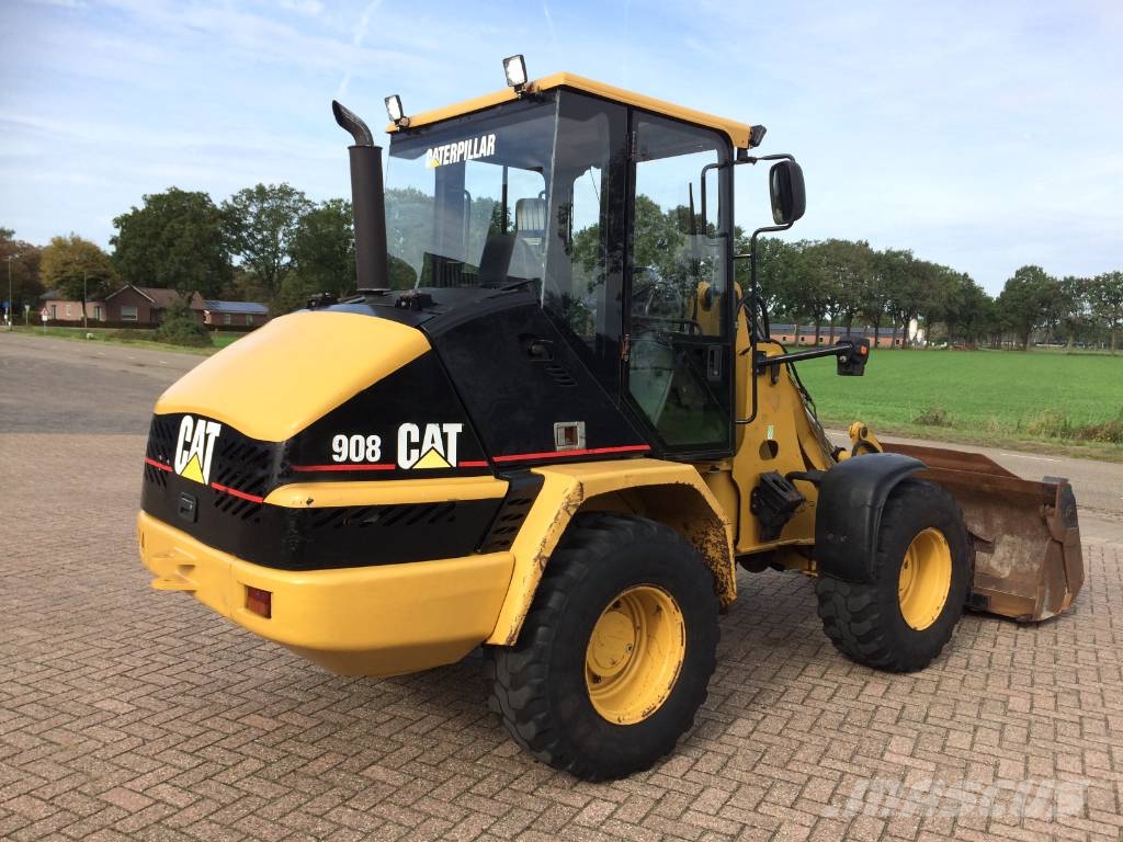 CAT 908 Iekrāvēji uz riteņiem