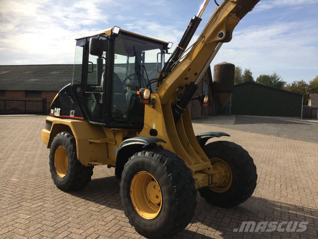 CAT 908 Iekrāvēji uz riteņiem