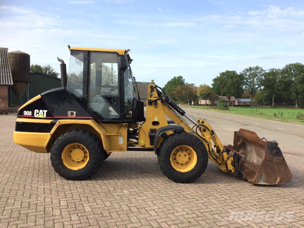 CAT 908 Iekrāvēji uz riteņiem