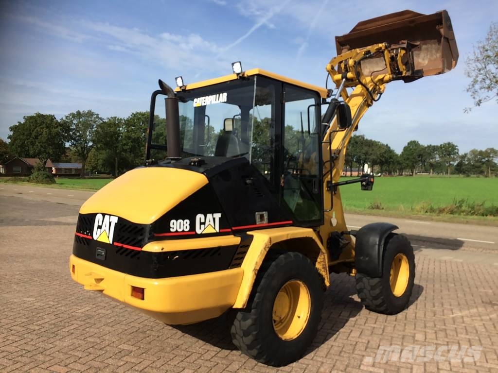 CAT 908 Iekrāvēji uz riteņiem