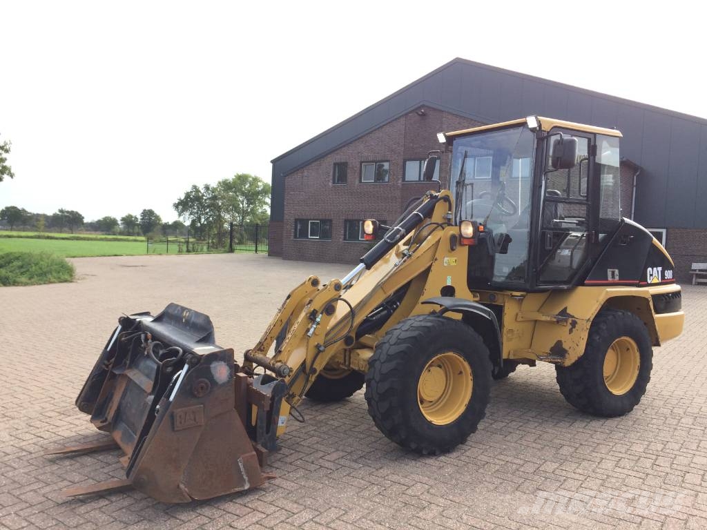 CAT 908 Iekrāvēji uz riteņiem