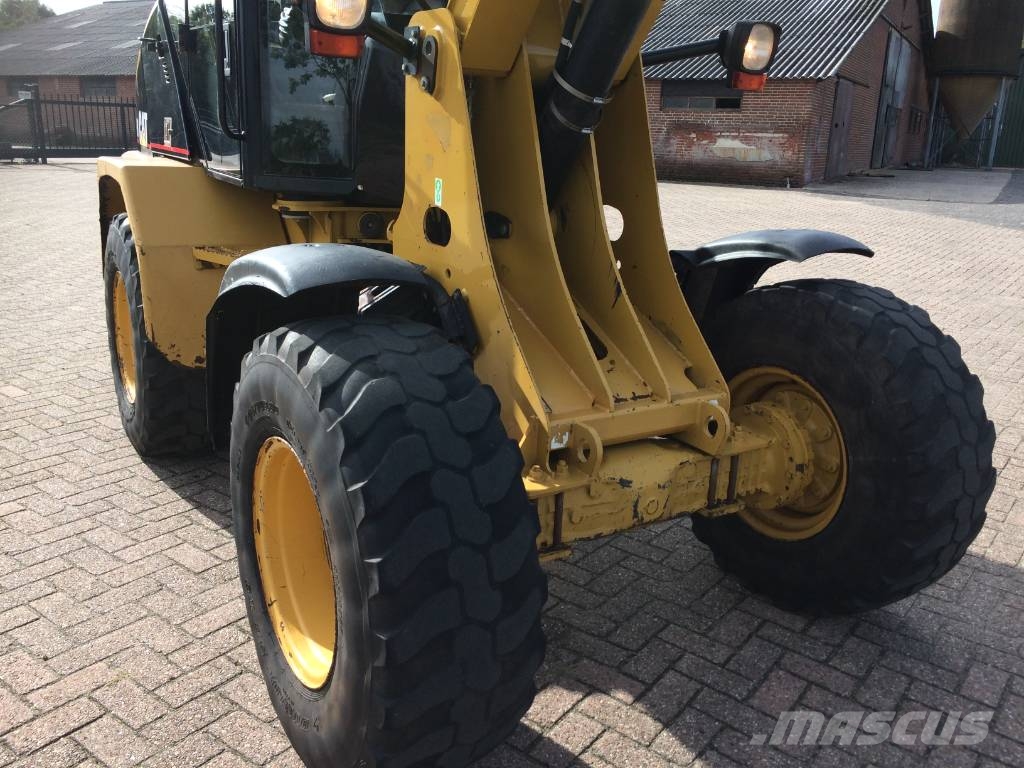 CAT 908 Iekrāvēji uz riteņiem
