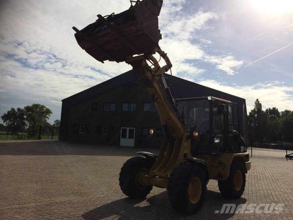 CAT 908 Iekrāvēji uz riteņiem