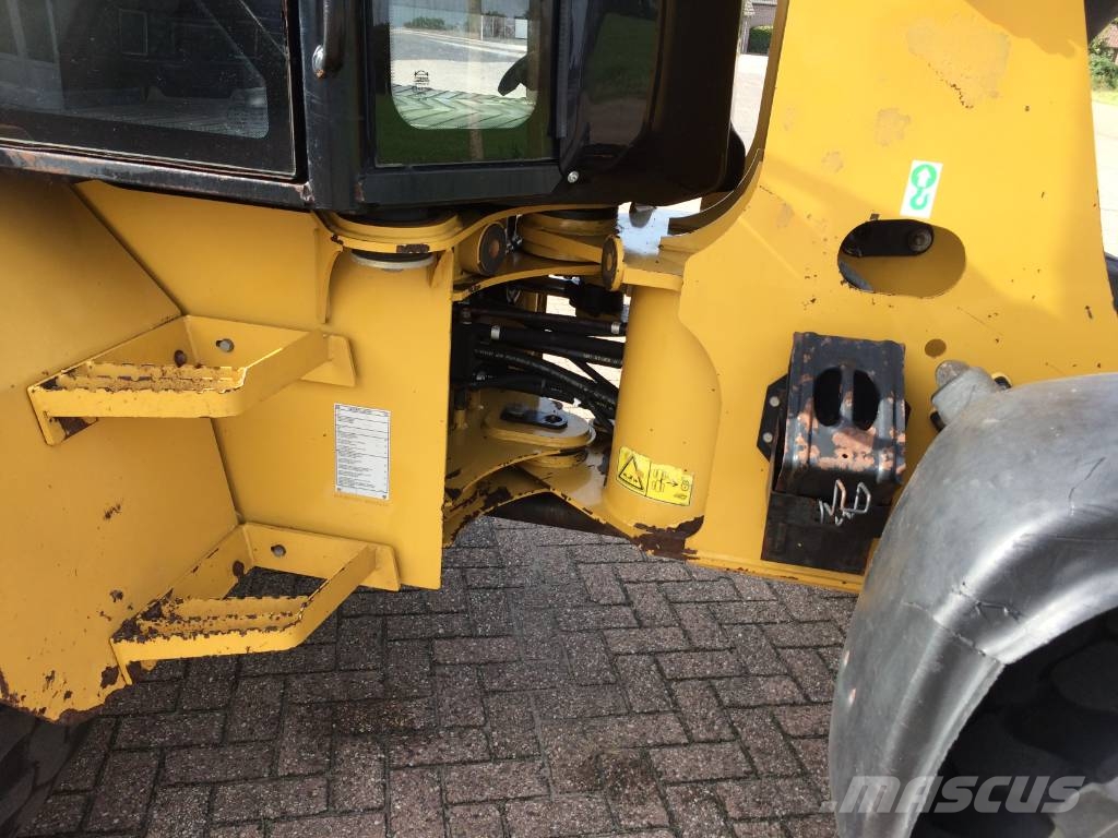 CAT 908 Iekrāvēji uz riteņiem