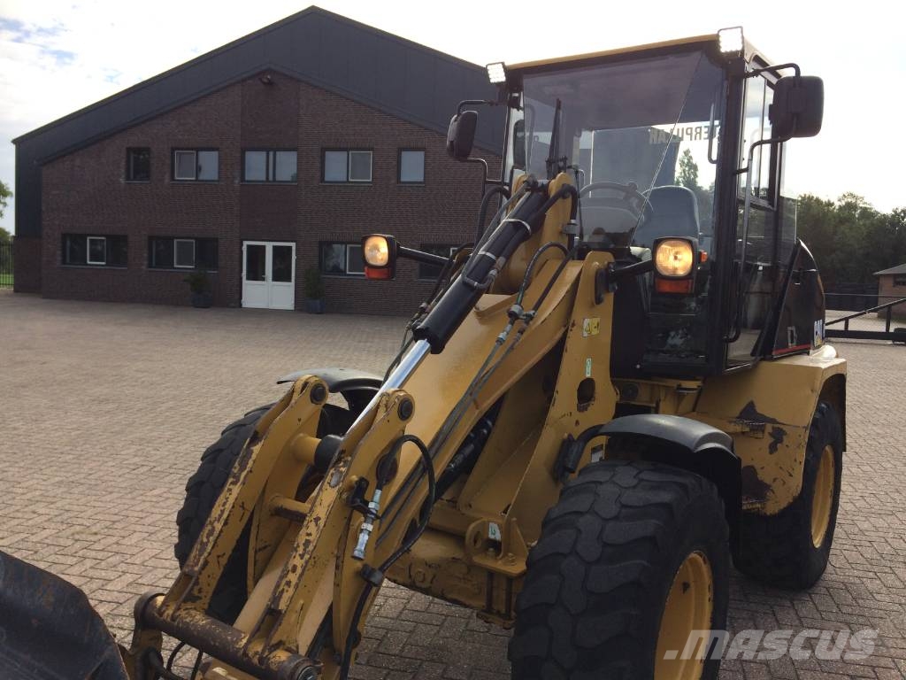 CAT 908 Iekrāvēji uz riteņiem