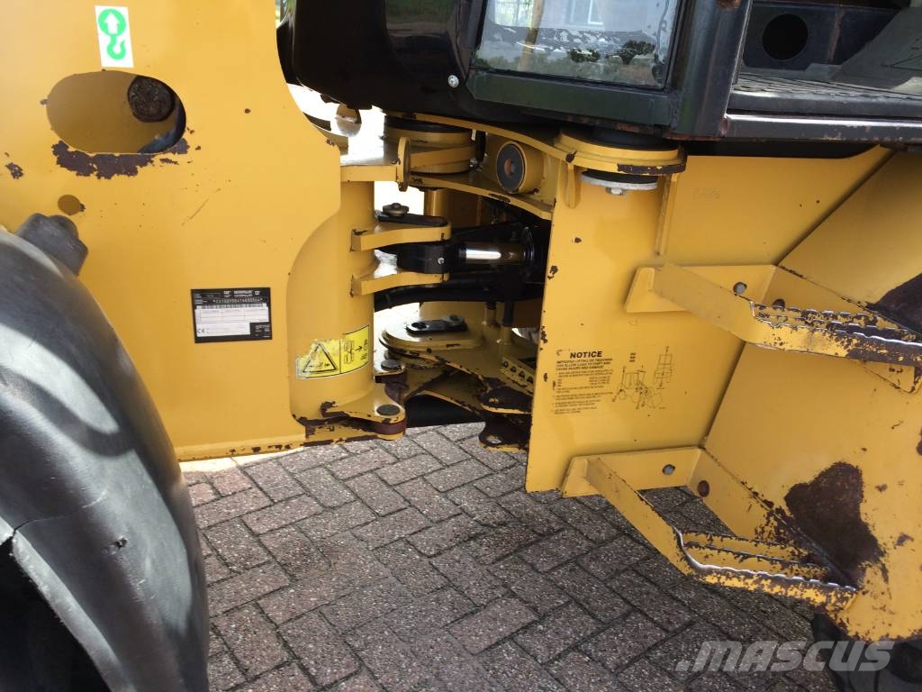CAT 908 Iekrāvēji uz riteņiem