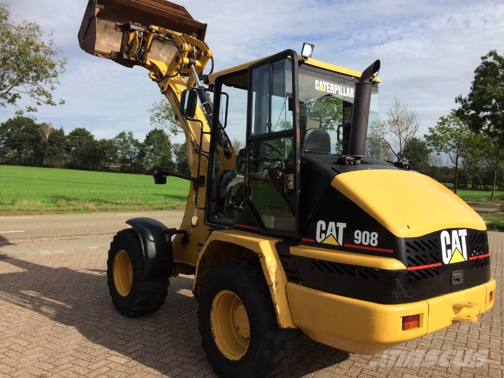 CAT 908 Iekrāvēji uz riteņiem