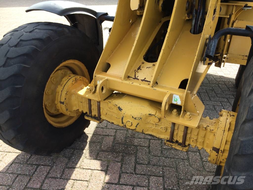 CAT 908 Iekrāvēji uz riteņiem