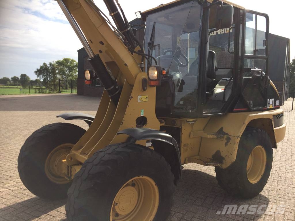 CAT 908 Iekrāvēji uz riteņiem