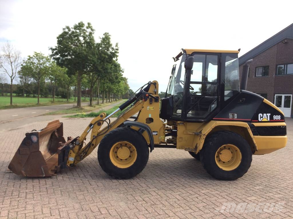 CAT 908 Iekrāvēji uz riteņiem