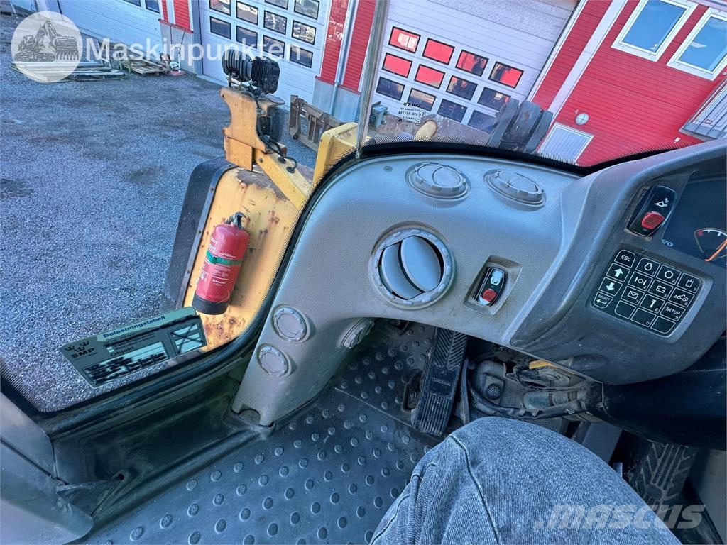 Volvo L220F Kolesni nakladalci