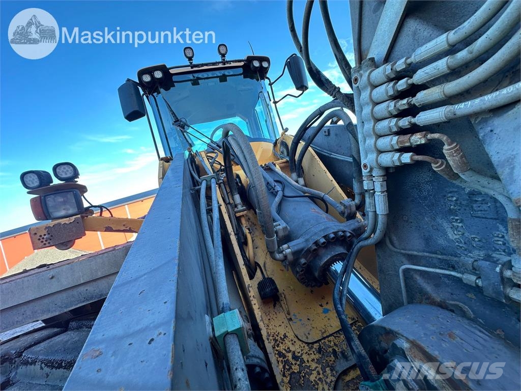 Volvo L220F Kolesni nakladalci