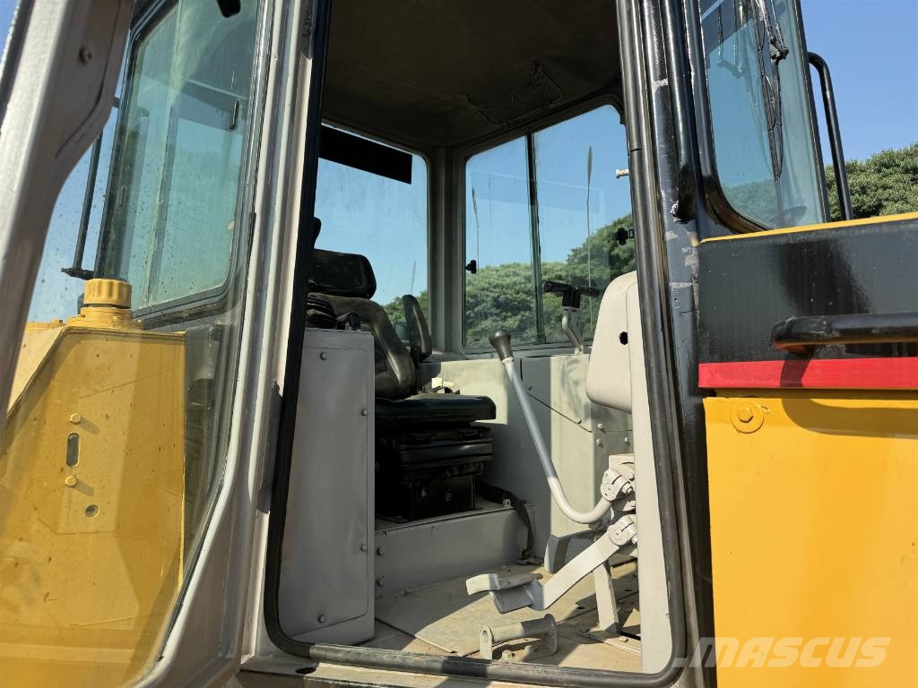 CAT D7G Buldožerji goseničarji