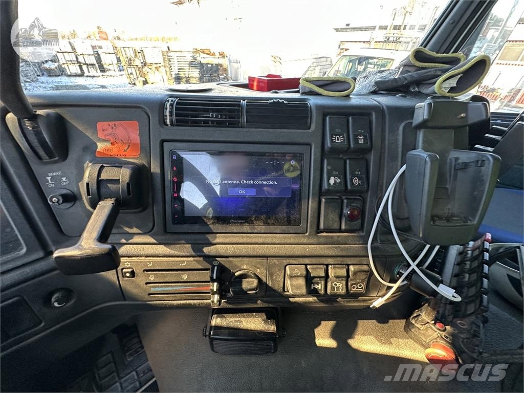 Volvo FM7 6X2 JMN شاحنات الرافعات