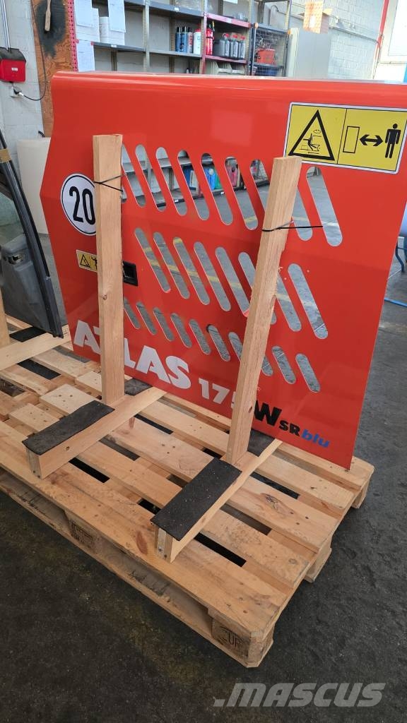 Atlas Seitenklappe Tür links vom Atlas 175WSR 駕駛室與內部