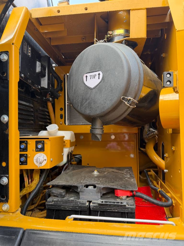 CAT 325D2L   3000 units excavators in stock Gravemaskiner på larvebånd