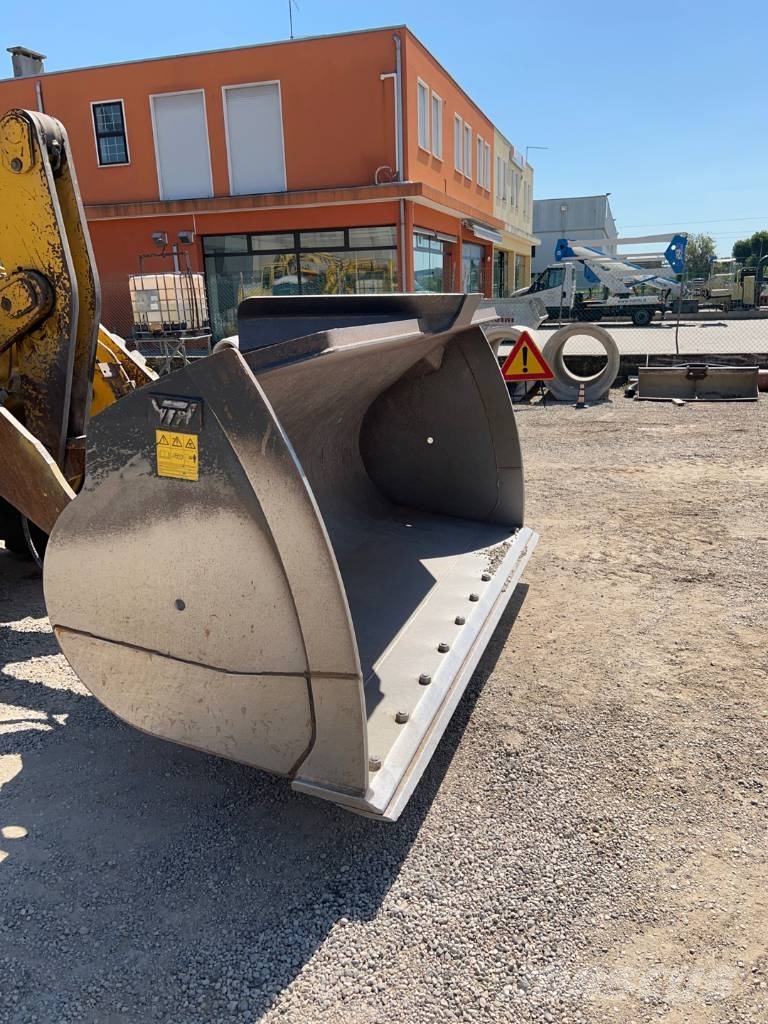 Komatsu WA 270-8 轮式装载机