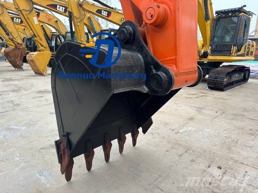 Hitachi ZX 240 حفارات زحافة