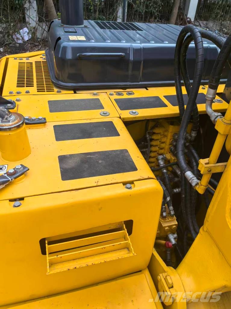 Komatsu PC130 Гусеничні екскаватори