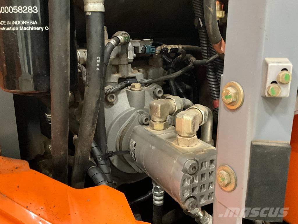 Hitachi ZX 135 US 5-B Rupsgraafmachines