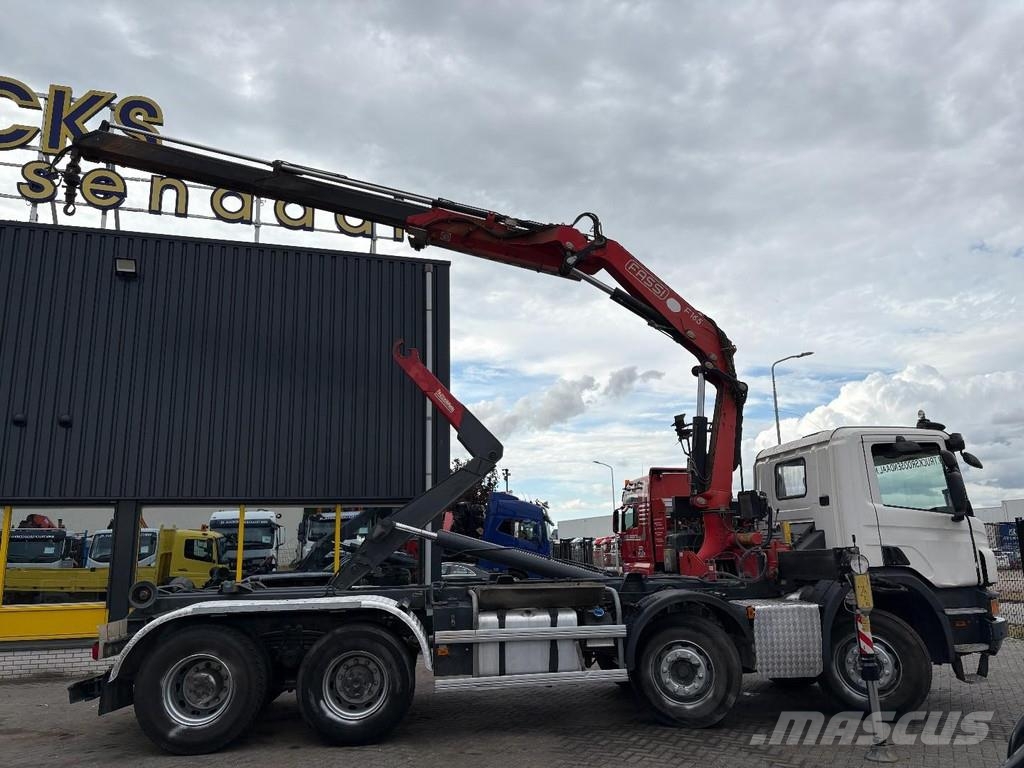 Scania P 410 + FASSI F 165 - 2X EXT. + 8X4 + HOOK ARM SYS Rol kiper kamioni s kukama za dizanje