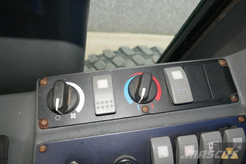 Volvo G720B معدات تمهيد الطرق