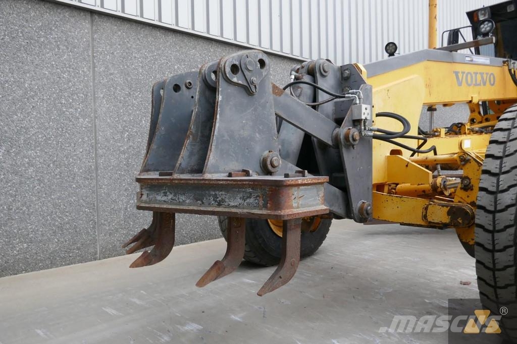 Volvo G720B معدات تمهيد الطرق