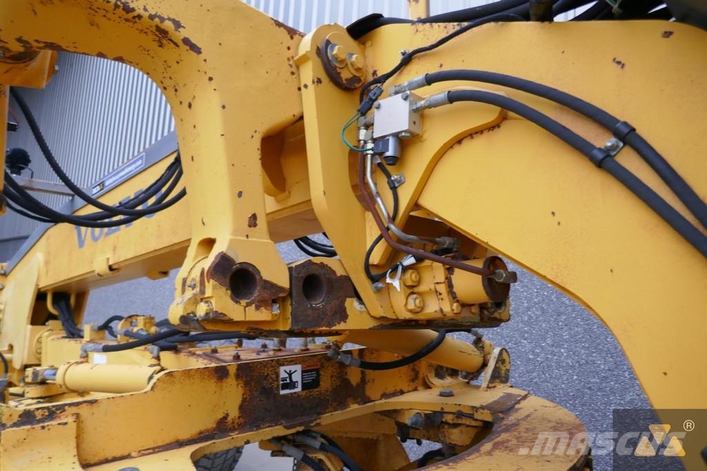 Volvo G720B معدات تمهيد الطرق