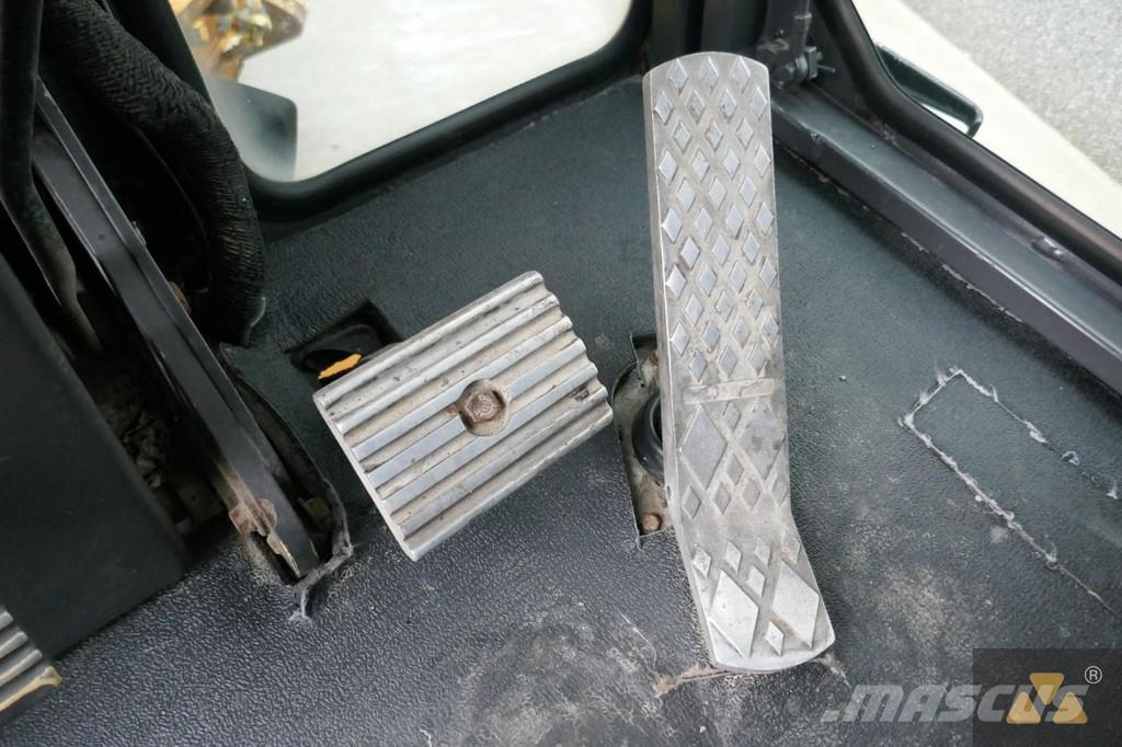 Volvo G720B معدات تمهيد الطرق