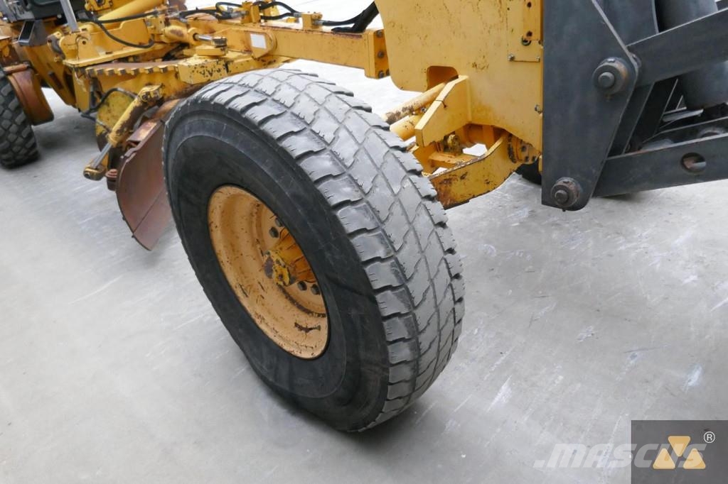 Volvo G720B معدات تمهيد الطرق