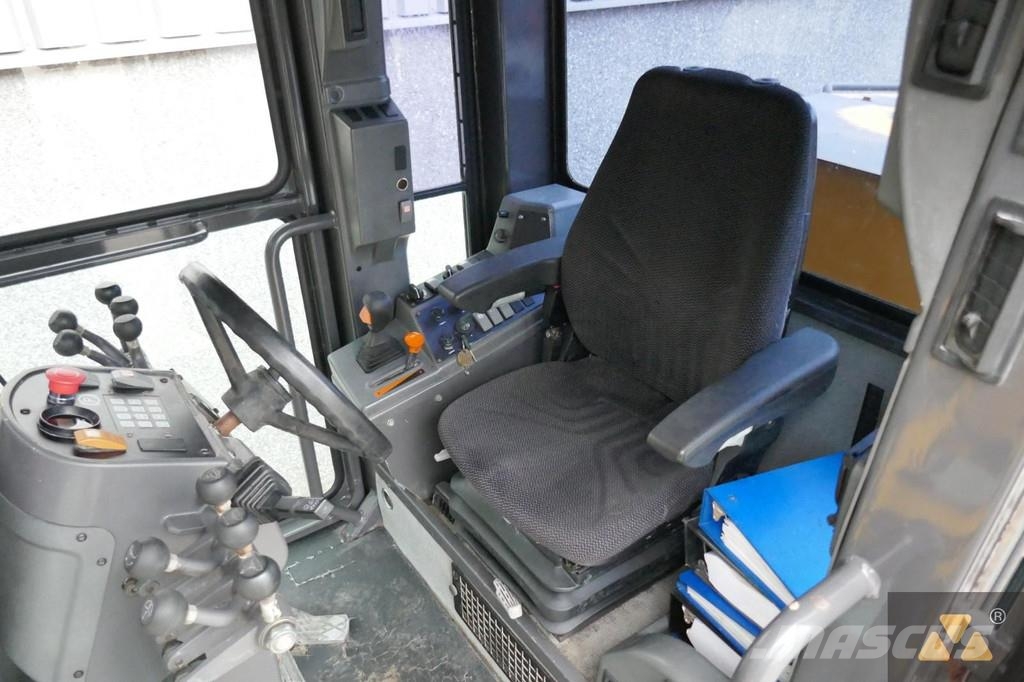 Volvo G720B معدات تمهيد الطرق