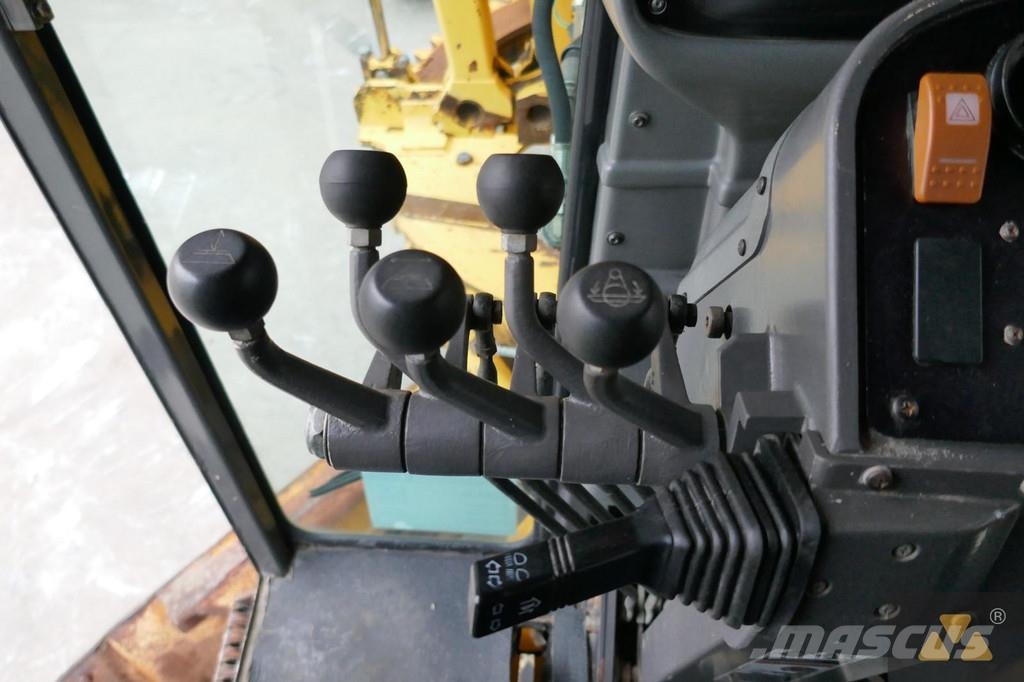 Volvo G720B معدات تمهيد الطرق