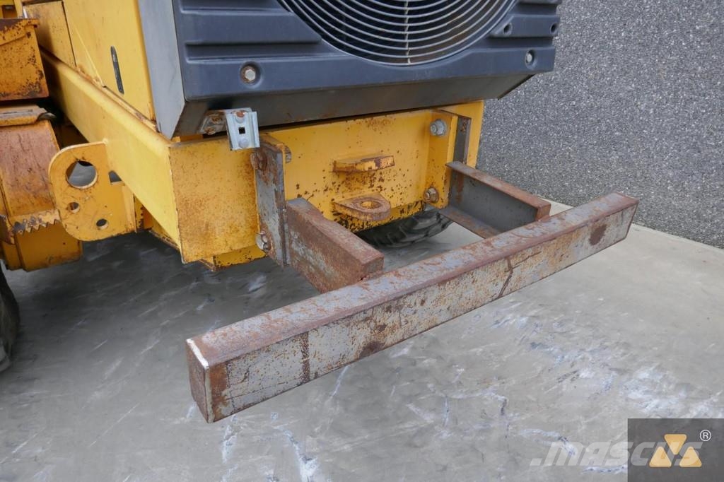 Volvo G720B معدات تمهيد الطرق