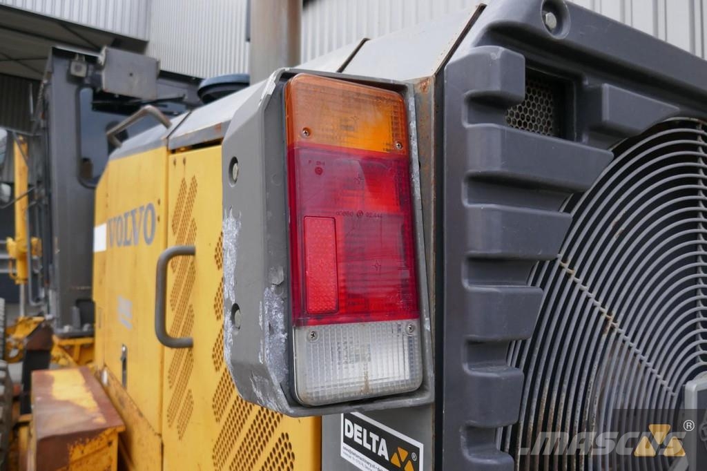 Volvo G720B معدات تمهيد الطرق